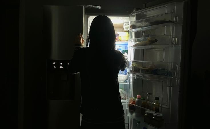 Duygusal Yeme: Gerçekten Aç mıyız Yoksa Bir Duyguyu mu Doyurmaya Çalışıyoruz?